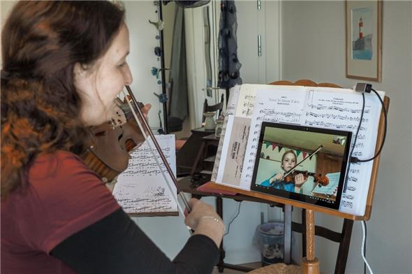 Hoch konzentriert stimmt Neyla ihre Geige – auch wenn der Stimmton von Aeschiried nach Frutigen fliegen muss.