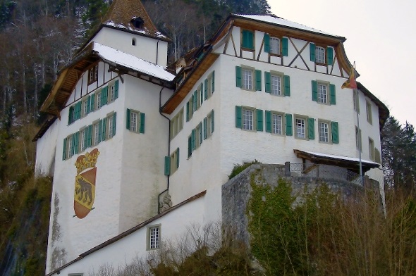 Hoch über Wimmis hat es im leer stehenden Schloss nach Ansicht der Grossräte Knutti und Pfister Platz für zwei Waldabteilungen und für das KESB-Sekretariat der Verwaltungskreise Frutigen/Niedersimmental und Obersimmental/Saanen.