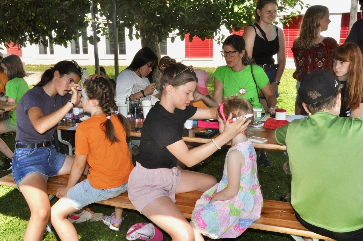 Hochkonzentriert läuft es beim Kinderschminken ab.