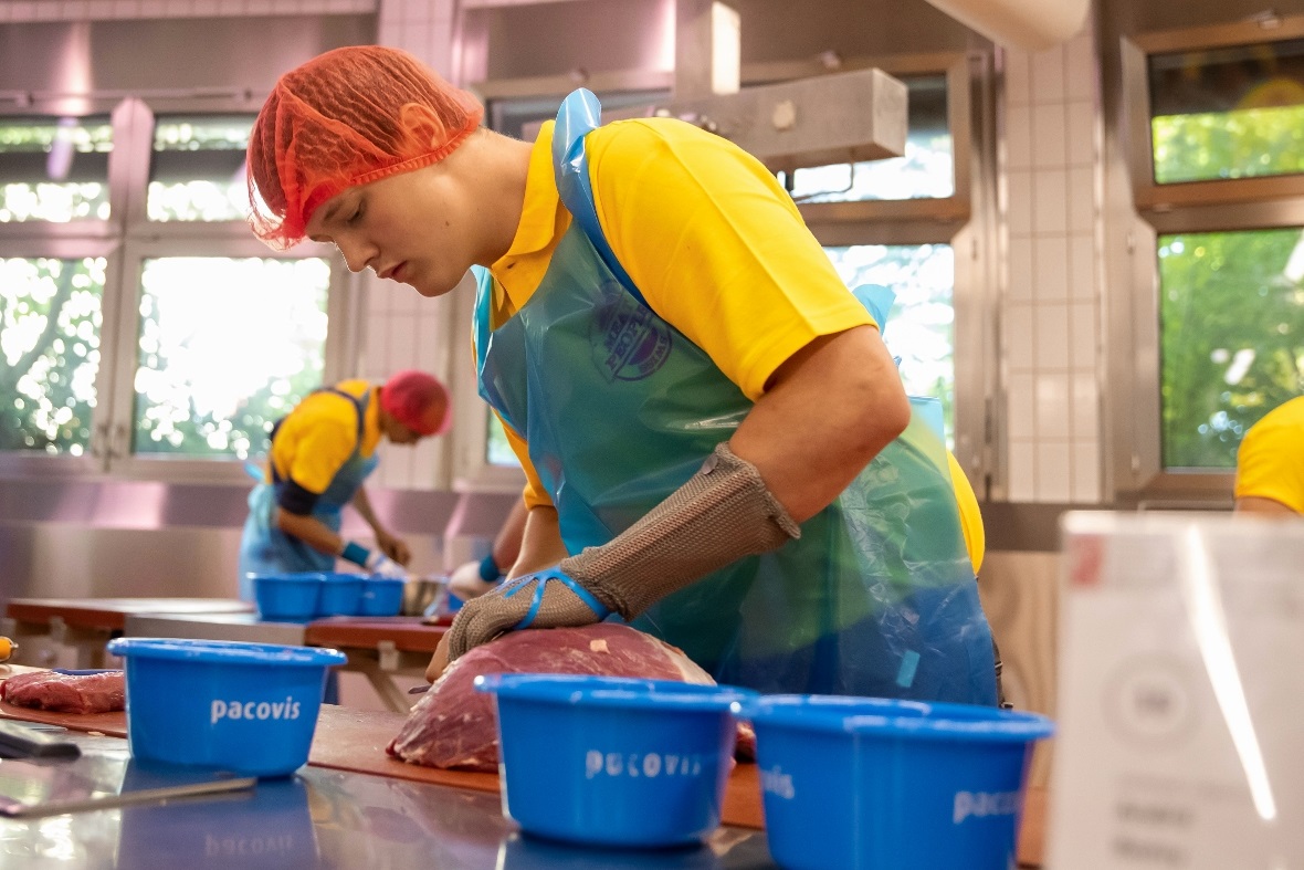 Hochkonzentriert war Nico Kunz bei der Aufgabe: «Feinzerlegung und wirtschaftlic...
