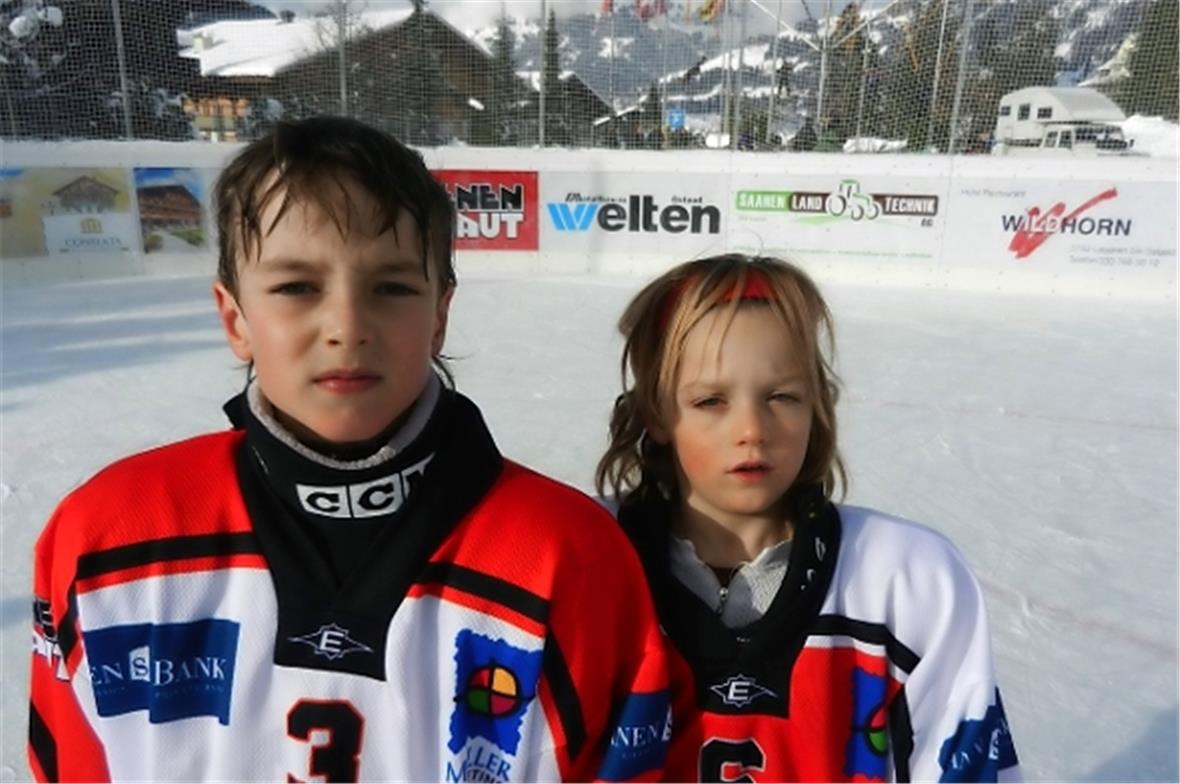 Hockeyschüler Maxim Feist (Jg. 2004) aus Lenk und Aaron Trachsel (Jg. 2005) aus St. Stephan