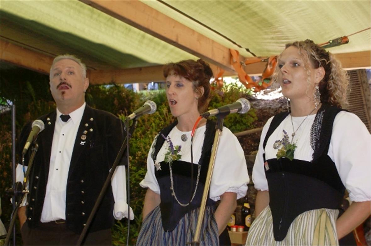 Walliser-Dütsch und Munder-Müsig am Jodler-Open-Air Hoderjodler-Terzett mit Paul Neukomm, Sophie Hofmann und Nadine Neukomm