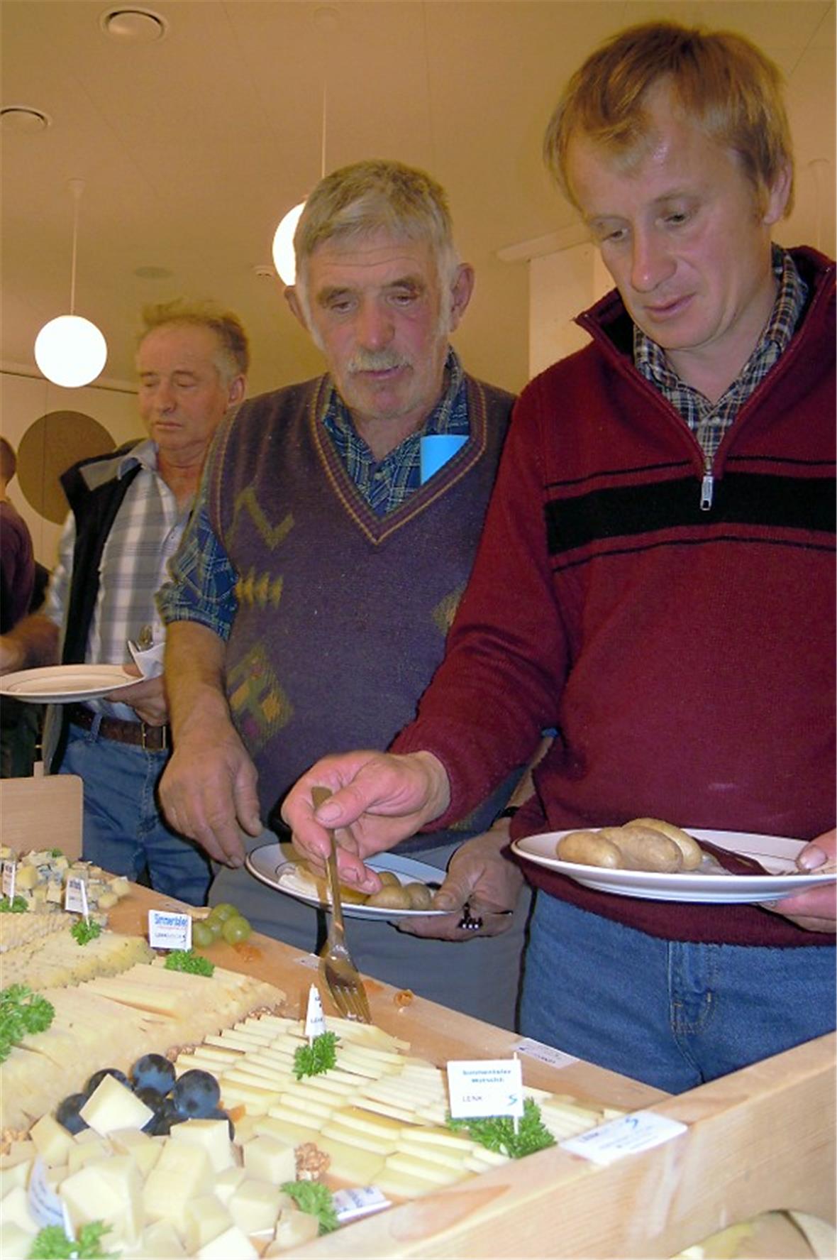 Höhepunkt der GV der Lenk Milch AG auf das Rekordjahr 2010/11 war das köstliche Buffet mit Produkten aus original Lenker Bergmilch.