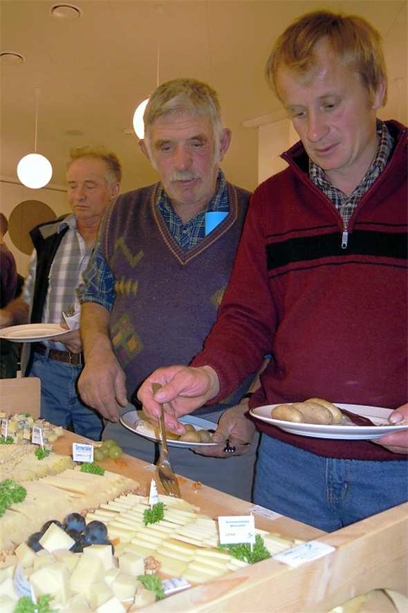 Höhepunkt der GV der Lenk Milch AG auf das Rekordjahr 2010/11 war das köstliche Buffet mit Produkten aus original Lenker Bergmilch.