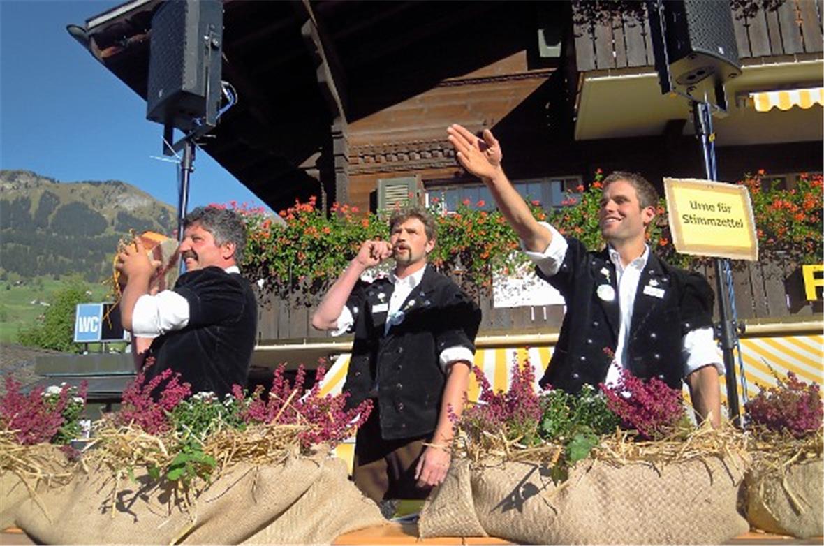 Hölde Trachsel ist der Gantrufer für den Älpler Fest Käse 2010, den wie der Dies...