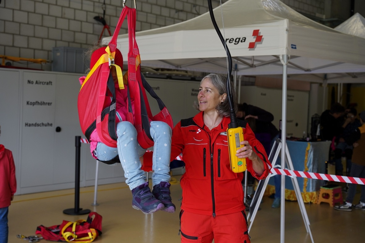 Hoffentlich nie im Ernstfall nötig: Kinder konnten im Hangar den Transport an de...