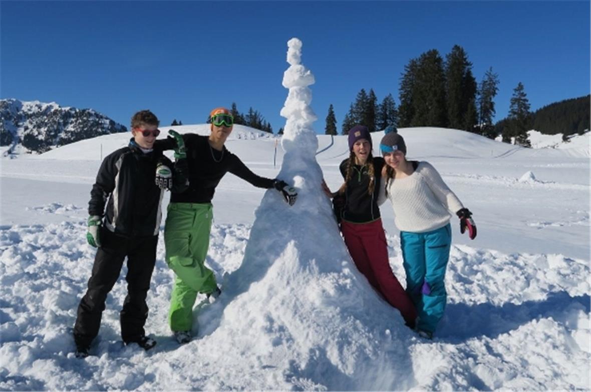Hohe Schneetürme bei strahlendem Sonnenschein.