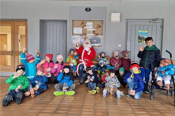 Hoher Besuch beim Treff Kunterbunt: Der Samichlaus kam in diesem Jahr schon am 25. November für eine kurze Visite vorbei.