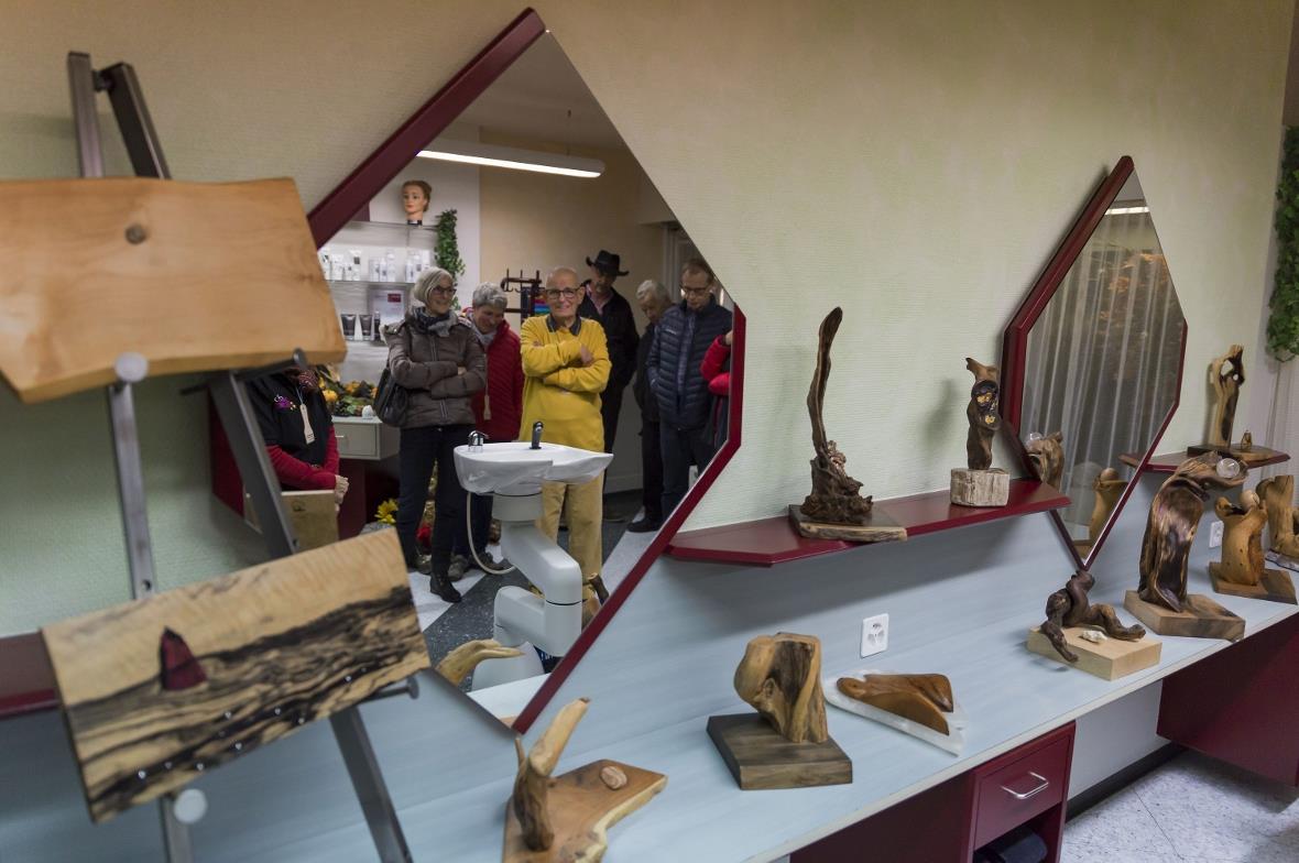 Holz- und Steinarbeiten aus dem Wald mit Marc Enay bei Coiffure Brigitte.