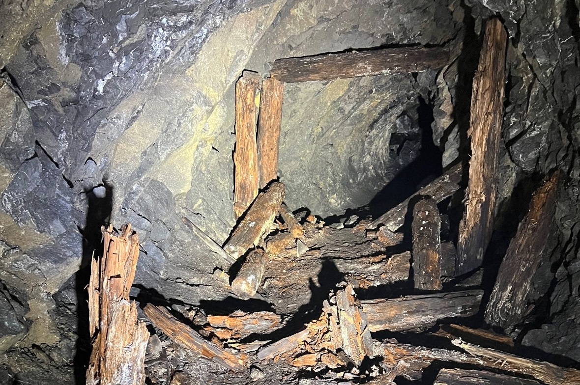 Holzverbauungen im Stollen der Kohlebergwerke Boltigen.