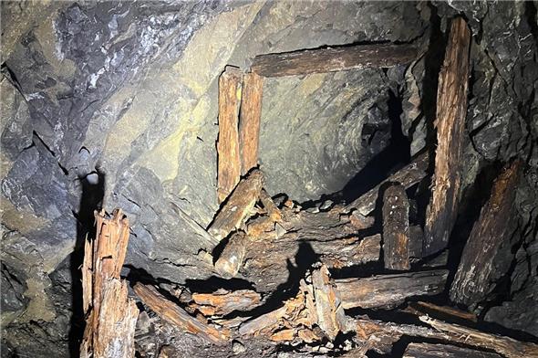 Holzverbauungen im Stollen der Kohlebergwerke Boltigen.