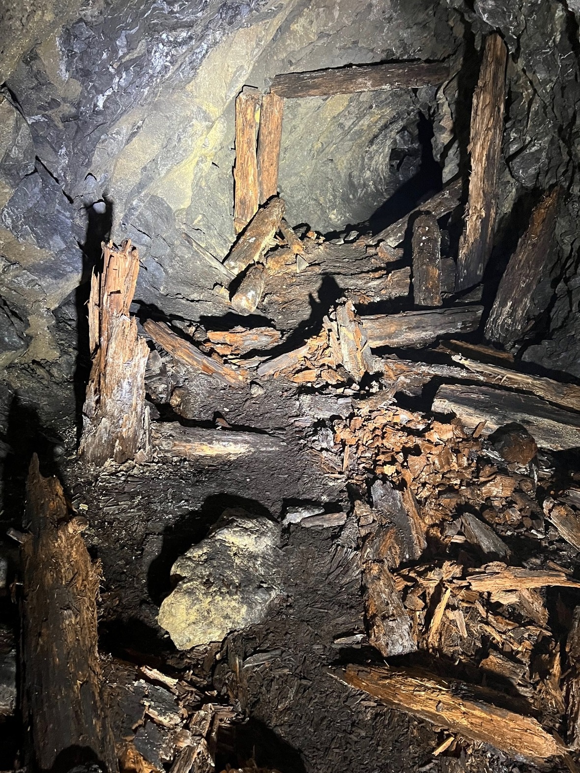 Holzverbauungen im Stollen der Kohlebergwerke Boltigen.