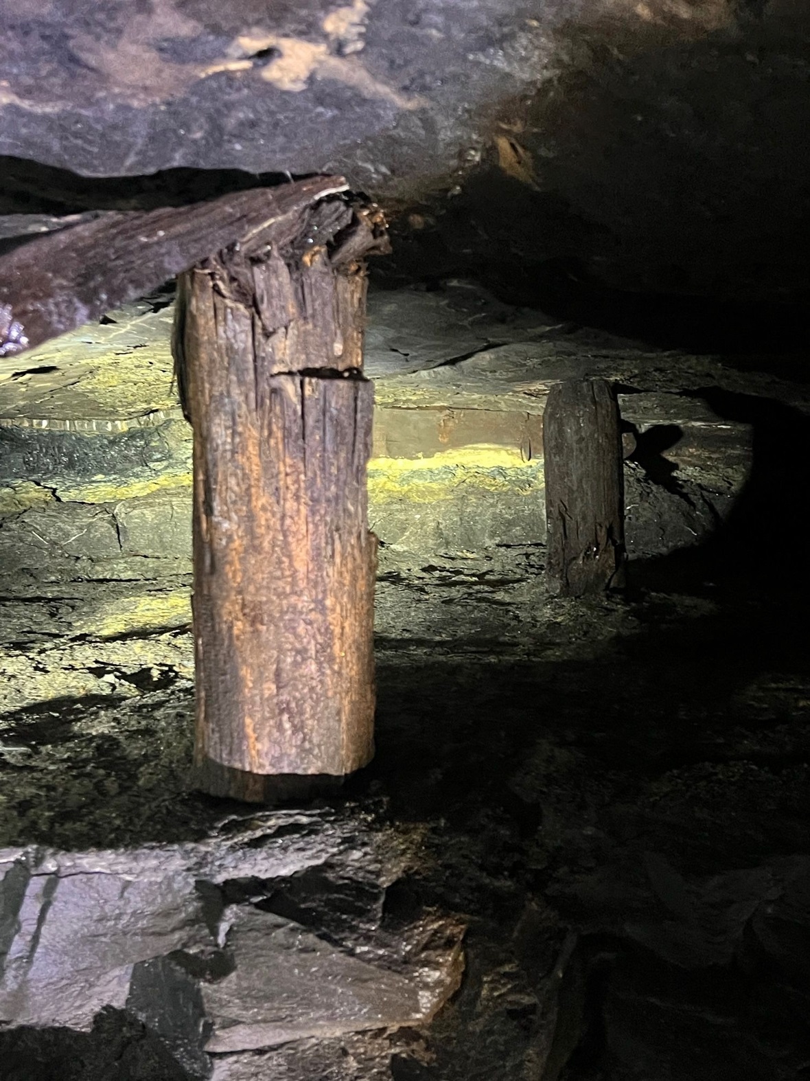 Holzverbauungen im Stollen