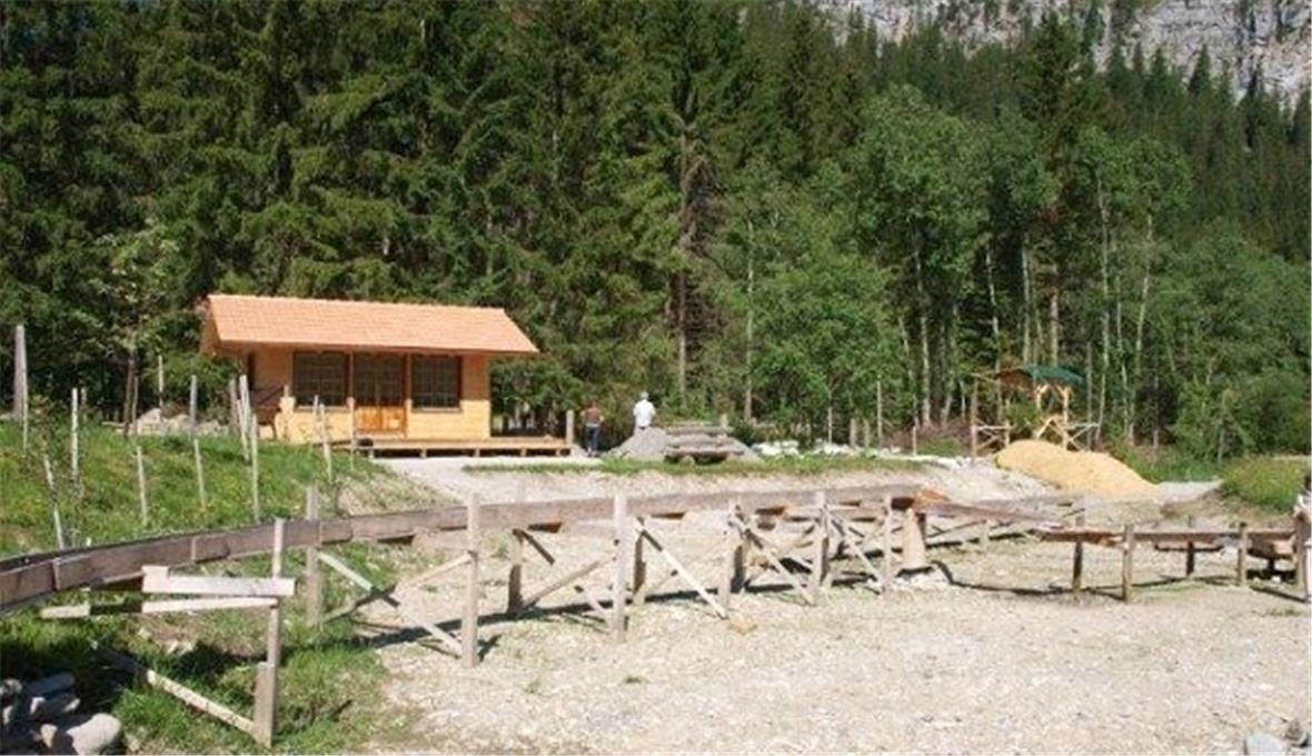 Holzwasserkanal im vordergrund hinten links Infocenter rechts entsteht ein Aussichtsturm