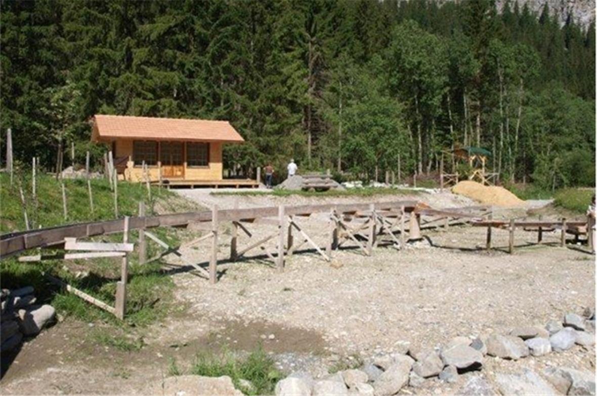 Holzwasserkanal im vordergrund hinten links Infocenter rechts entsteht ein Aussi...