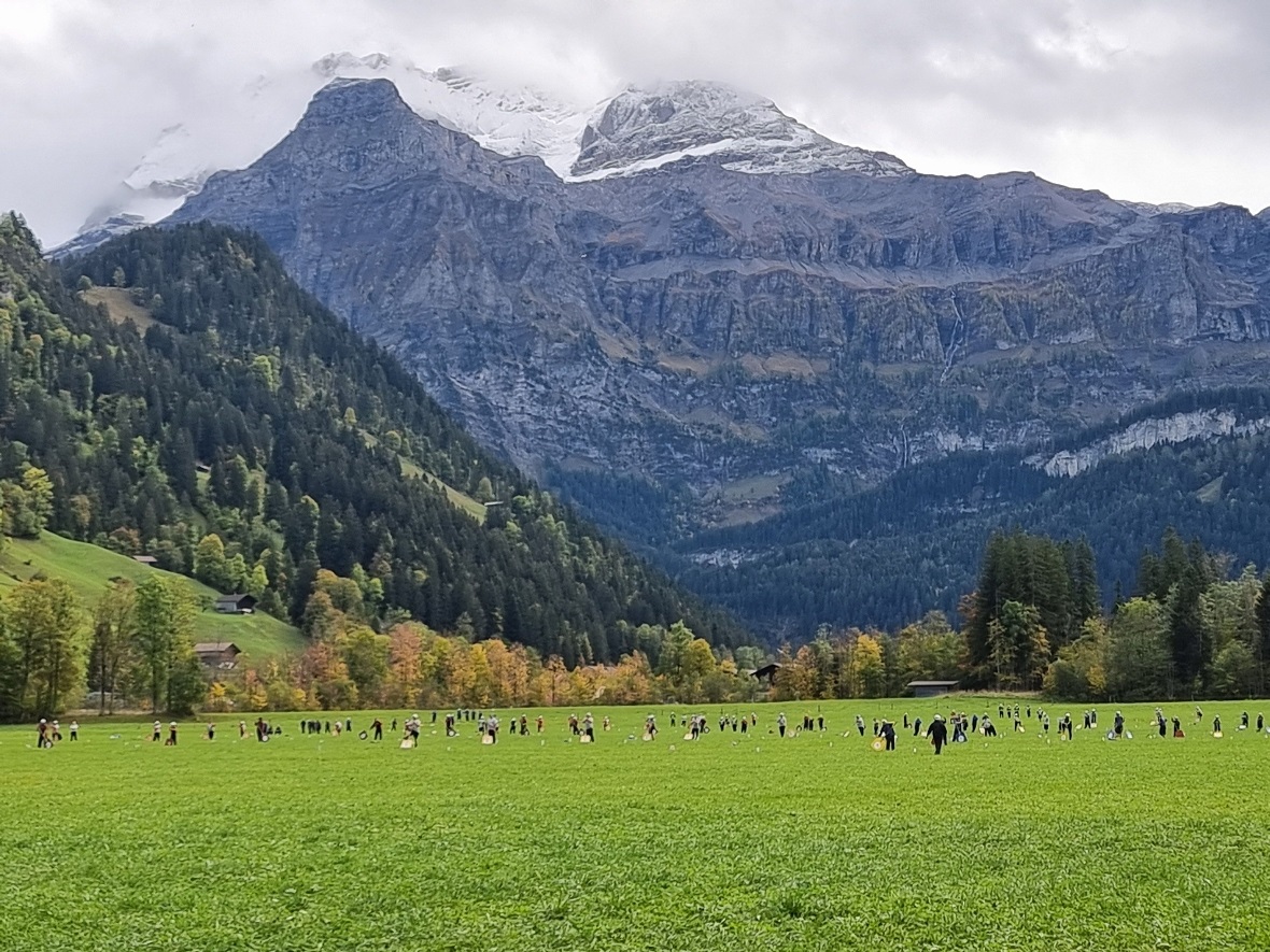 Hornussen vor verschneiter Bergkulisse an der Lenk.