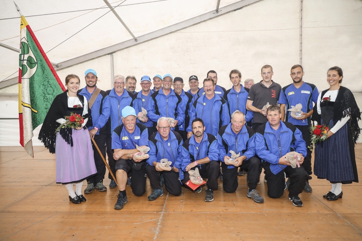 Hornusser Utzigen B als Teilnehmer und als Organisatoren im Ries.