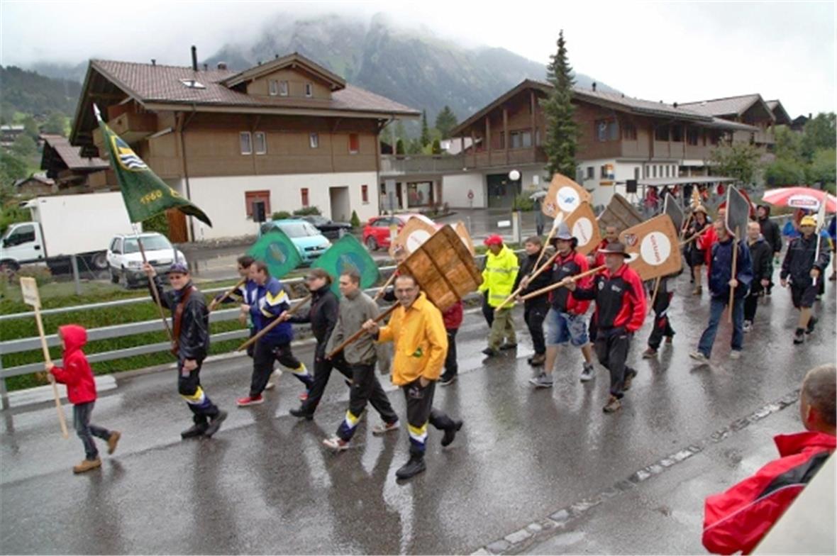 Hornusser mit Schindeln am Umzug.