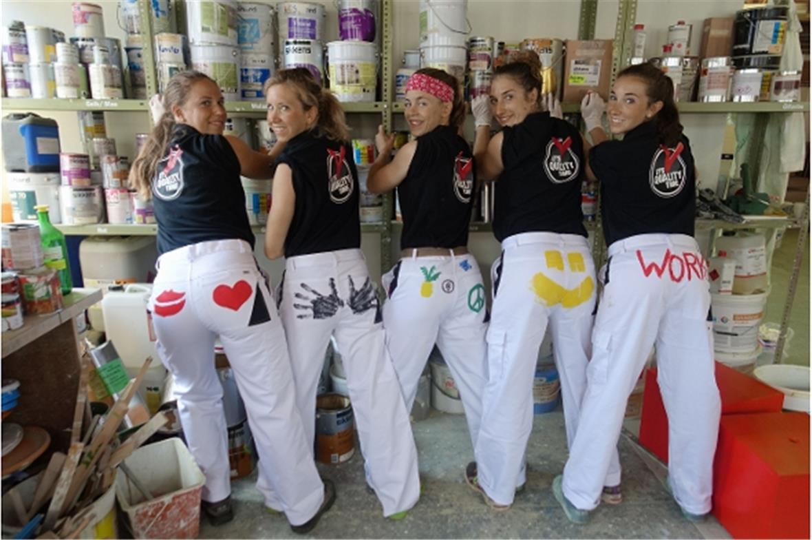 «Hosenboden-Graffiti» von und mit den Biathletinnen Lena Häcki, Elisa Gasparin, Susi Meinen, Flurina Volken und Aita Gasparin.