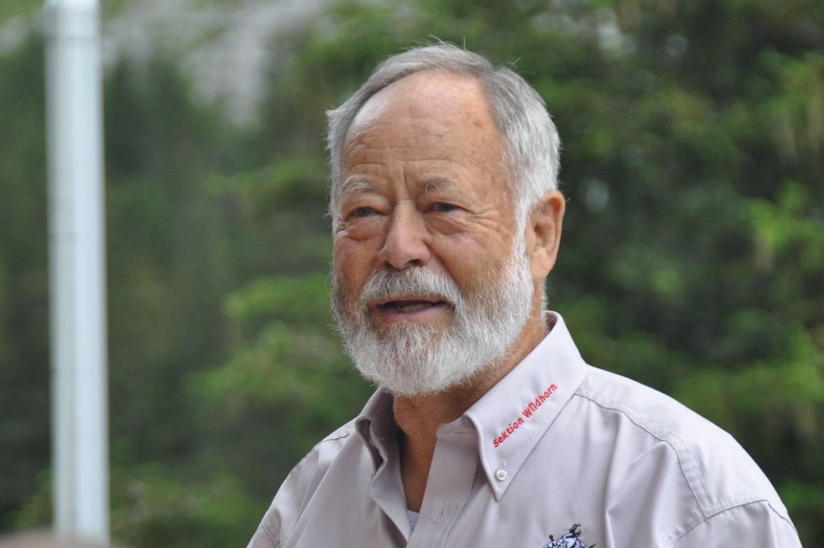 Hüttenchef Gödi Trachsel referiert über die Geschichte der Formatthütte.