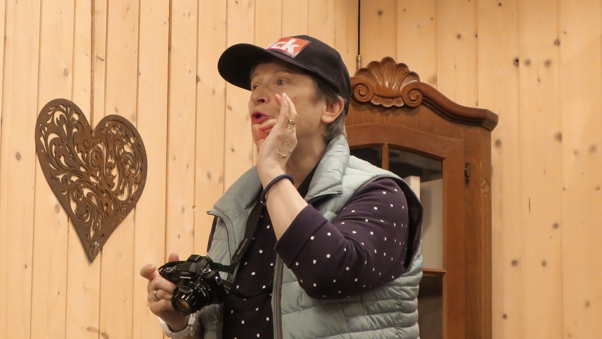 Hugo Meiers Frau Monika (Christine Schmid, Mitte) ist der Verzweiflung nahe. Inn...