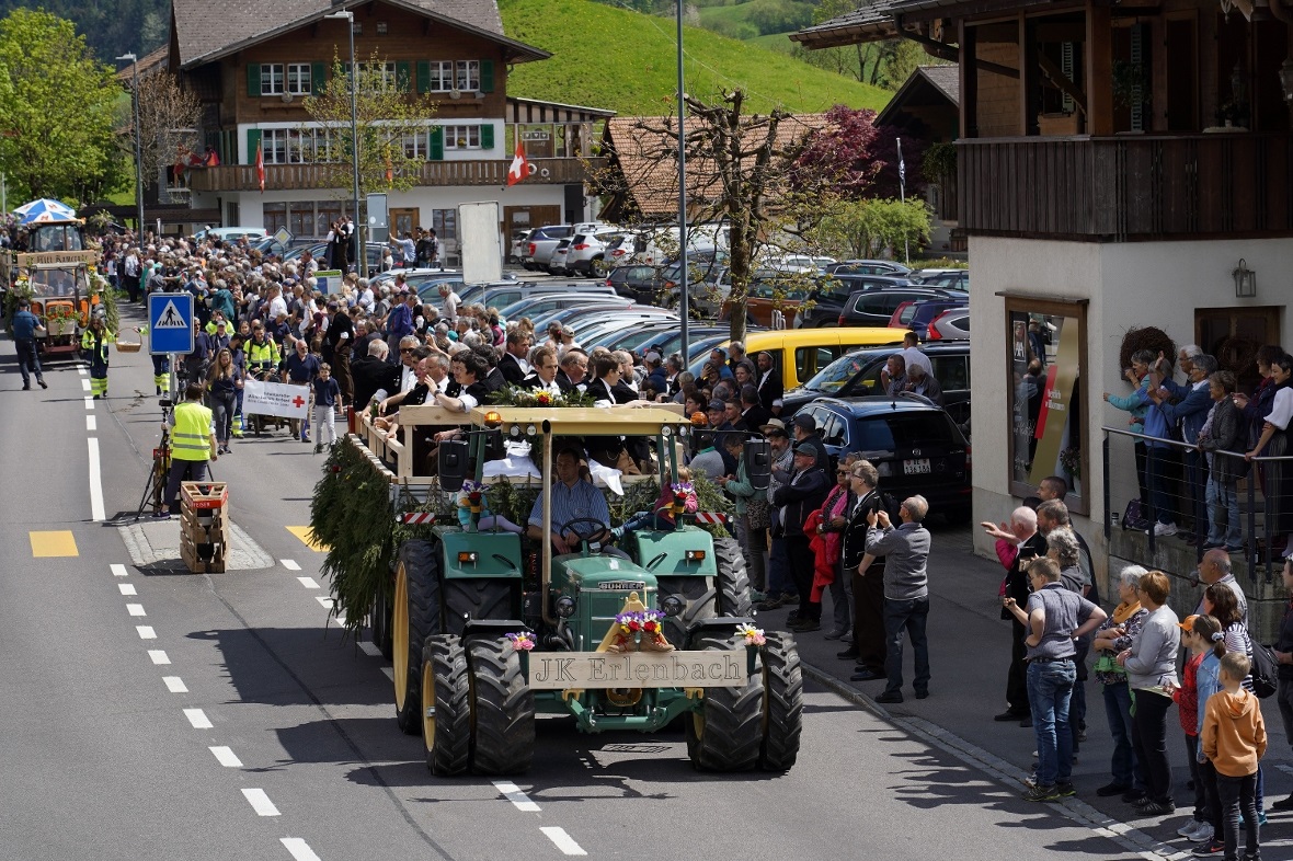 Hunderte säumten die Kantonsstrasse beim grossen Festumzug durch Därstetten.