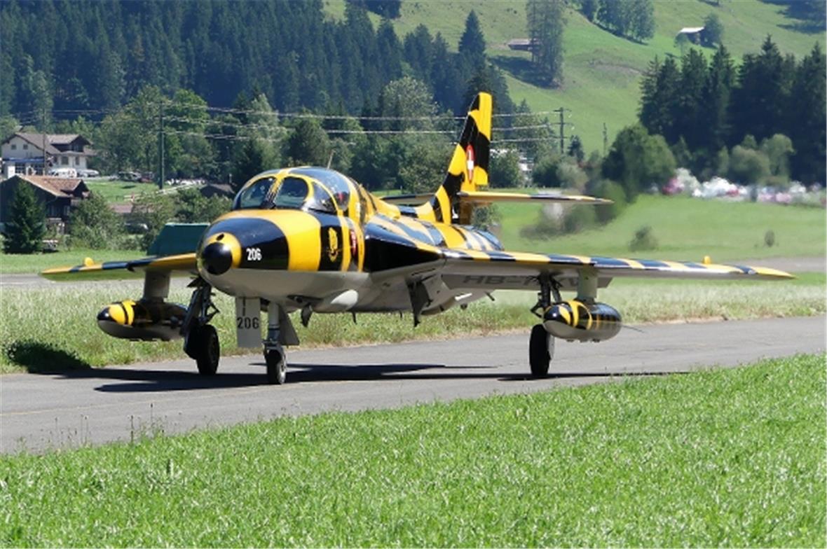 Hunter-Doppelsitzer im Tiger-Look auf dem Rollweg.