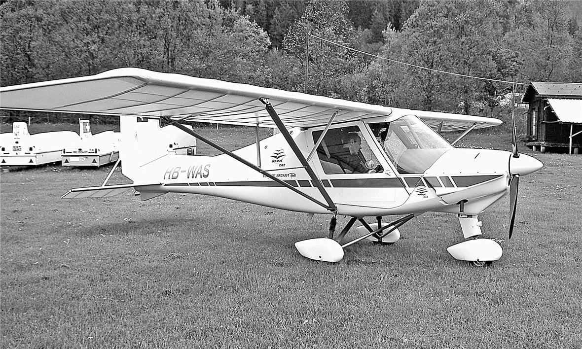IKARUS fliegt ab dem Flugplatz Zweisimmen IKARUS HB-WAS nach der ersten Landung in Zweisimmen.