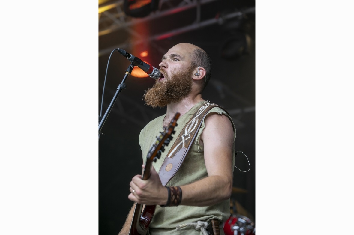 Iban an der Gitarre sang kräftig bei Moorgarten mit.