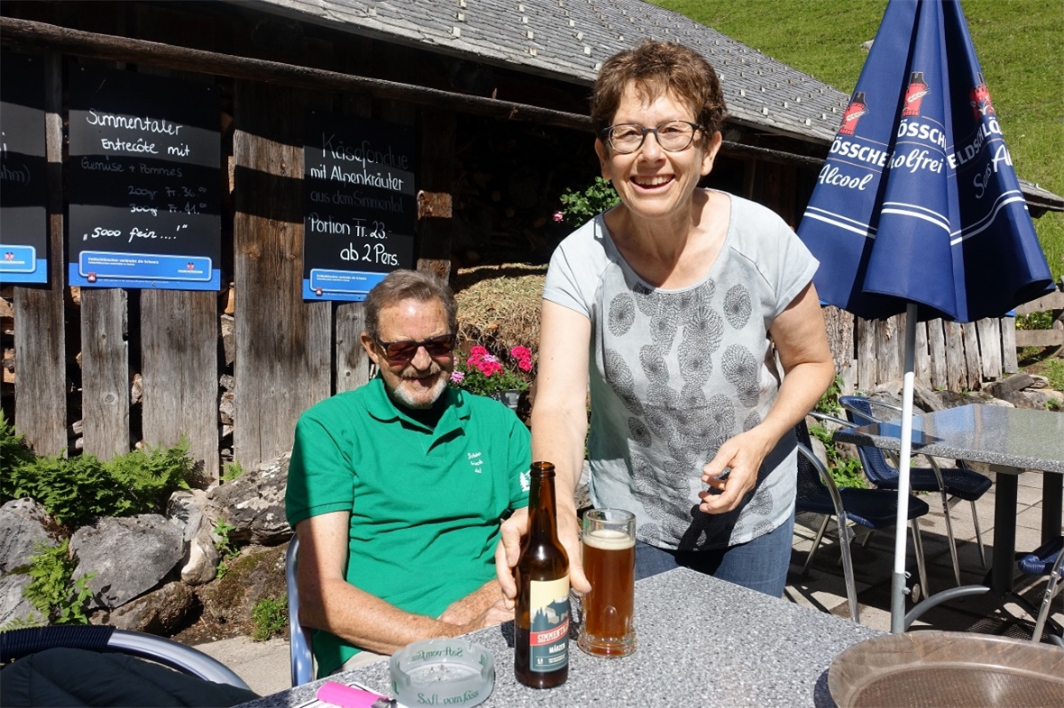 Iffigenalp-Wirtin Helen Gfeller schenkt Jürg Erni den vom Simmentaler Bier offer...