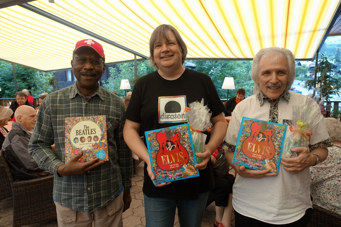 Ihr Einsatz wurde mit einem Such-Buch belohnt: Leadsänger Tommie Harris, der mus...