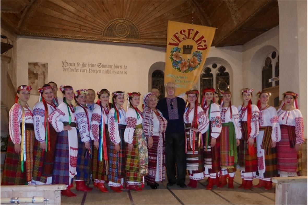 Ihre klangvollen Stimmen begeisterten – die 14 jungen Veselka-Sängerinnen mit dem Gründer-Ehepaar Nikiruj, hinten das Orchester».