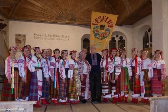 Ihre klangvollen Stimmen begeisterten – die 14 jungen Veselka-Sängerinnen mit dem Gründer-Ehepaar Nikiruj, hinten das Orchester».