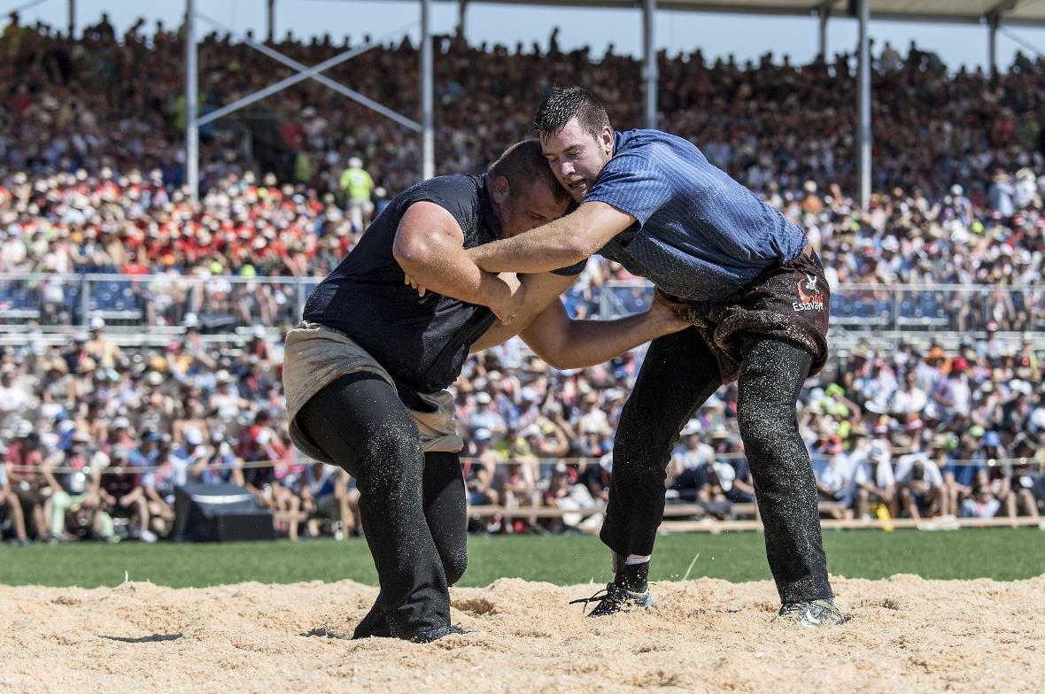 Im 3. Gang stellten Ruedi Roschi vom Schwingklub Niedersimmental und der Zürcher...