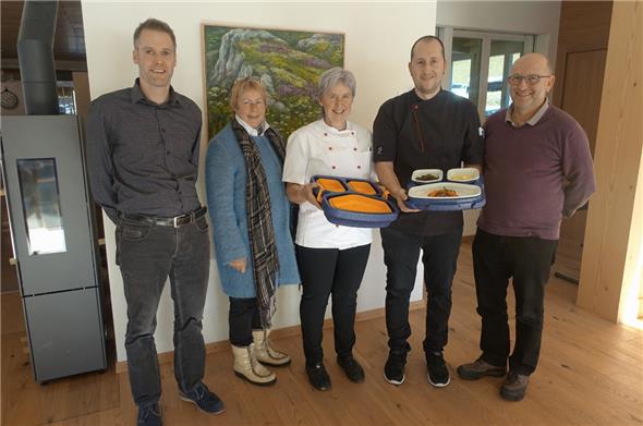 Im Alterspflegeheim Dorfmatte wurden die neuen Warmhaltegebinde mit Porzellaneinsatz für den Mahlzeitendienst präsentiert (von links): Heimleiter Andreas Kurzen, Marianne Messerli, Vorstandsmitglied Spitex, das Küchenteam Margrit Moor und Michael Bühler sowie Ueli von Känel, Spitex-Betriebsleiter.