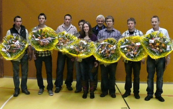 Im Anschluss an die Gemeindeversammlung wurden die Lehrabgänger oder Schüler mit einem Durchschnitt von mehr als 5,3 geehrt: Marco Matti, Abschluss der Lehre und Berufsmatur mit jeweils 5,8; Jonas Bergmann, Landwirt 5,3; Stefan Kuhnen, Anlehre als Milchproduktionsverarbeiter 5,4; Käthi Rösti (versteckt) überreichte die Blumen im Namen der Gemeinde; Roxana Gobeli, Matur 5,6; Fritz Perren, Gemeindepräsident; Michael Zahler, Bauzeichner 5,6 Berufsmatur 5,5; Adrian Gobeli, Zimmermann 5,4; David Kurzen, Schreiner 5,4.