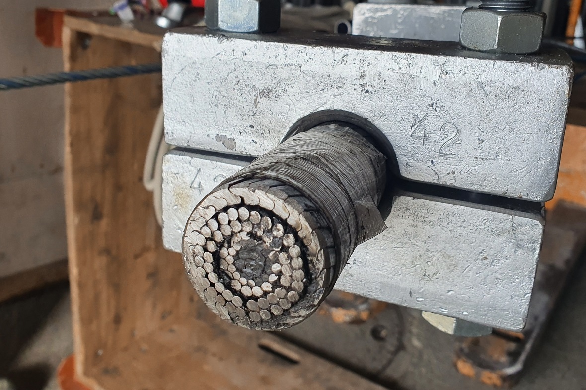 Im Anschnitt erkennt man den Aufbau eines der alten Tragseile der Stockhornbahn.