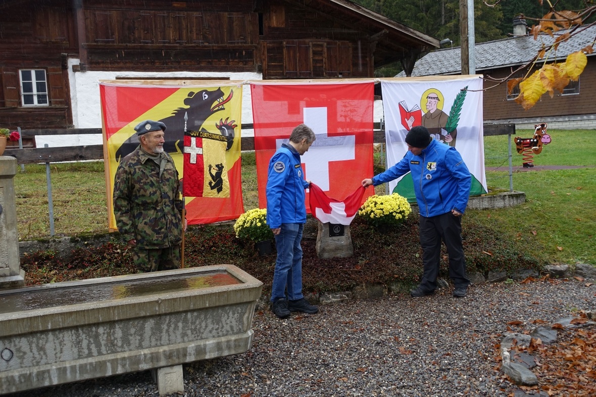 Im Beisein von UOV-Präsident Werner Fischer enthüllten Hansruedi Schläppi und Ma...