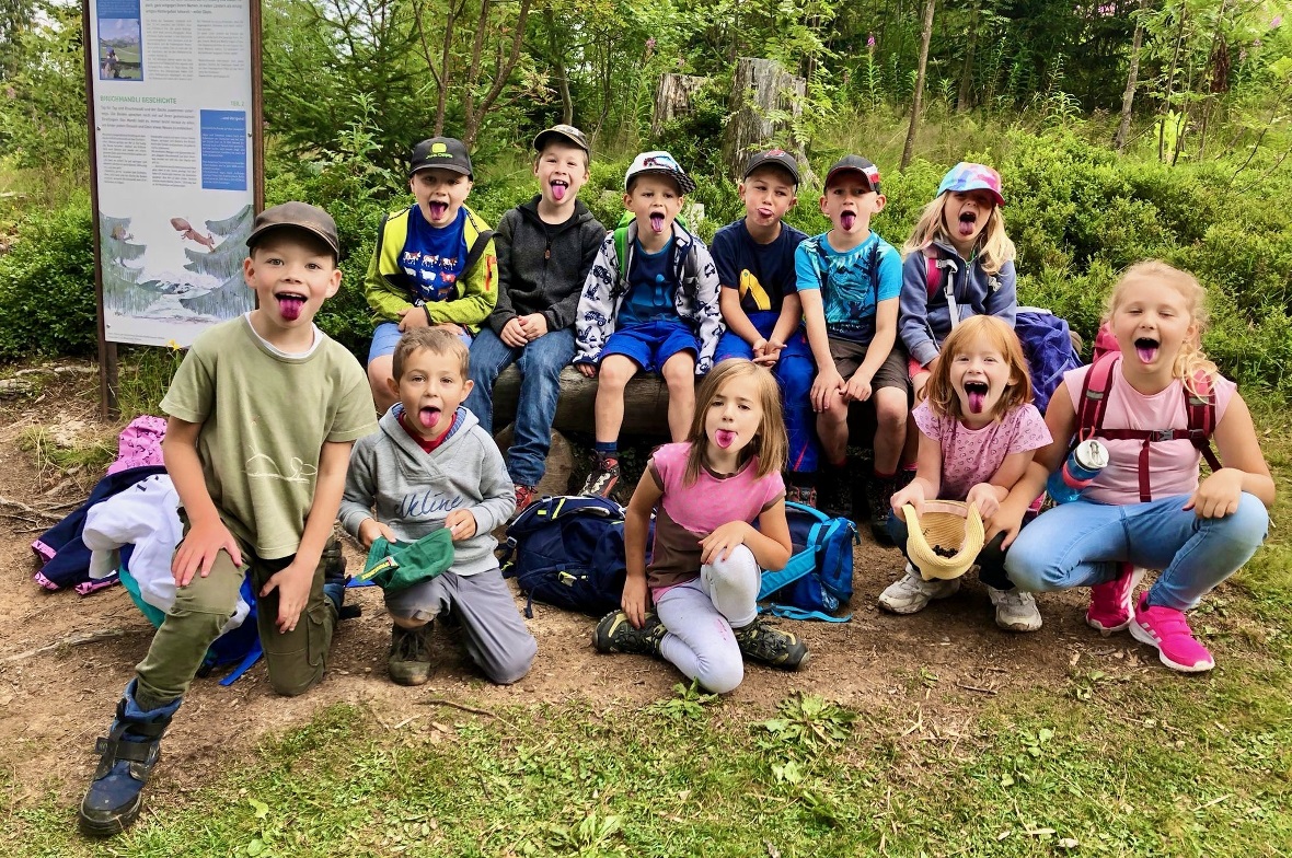 Im «Bruchmandli-Garten» durften die Kinder die prächtigen Heidelbeeren «schnause...