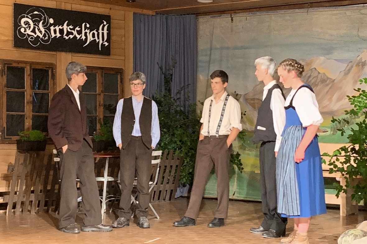 Examen der Schulen Latterbach–Erlenbach Im Dorf sehen die einen bei der Zukunft vor allem den Profit im Vordergrund, die anderen die wirkliche Liebe und ein gutes Zusammensein.