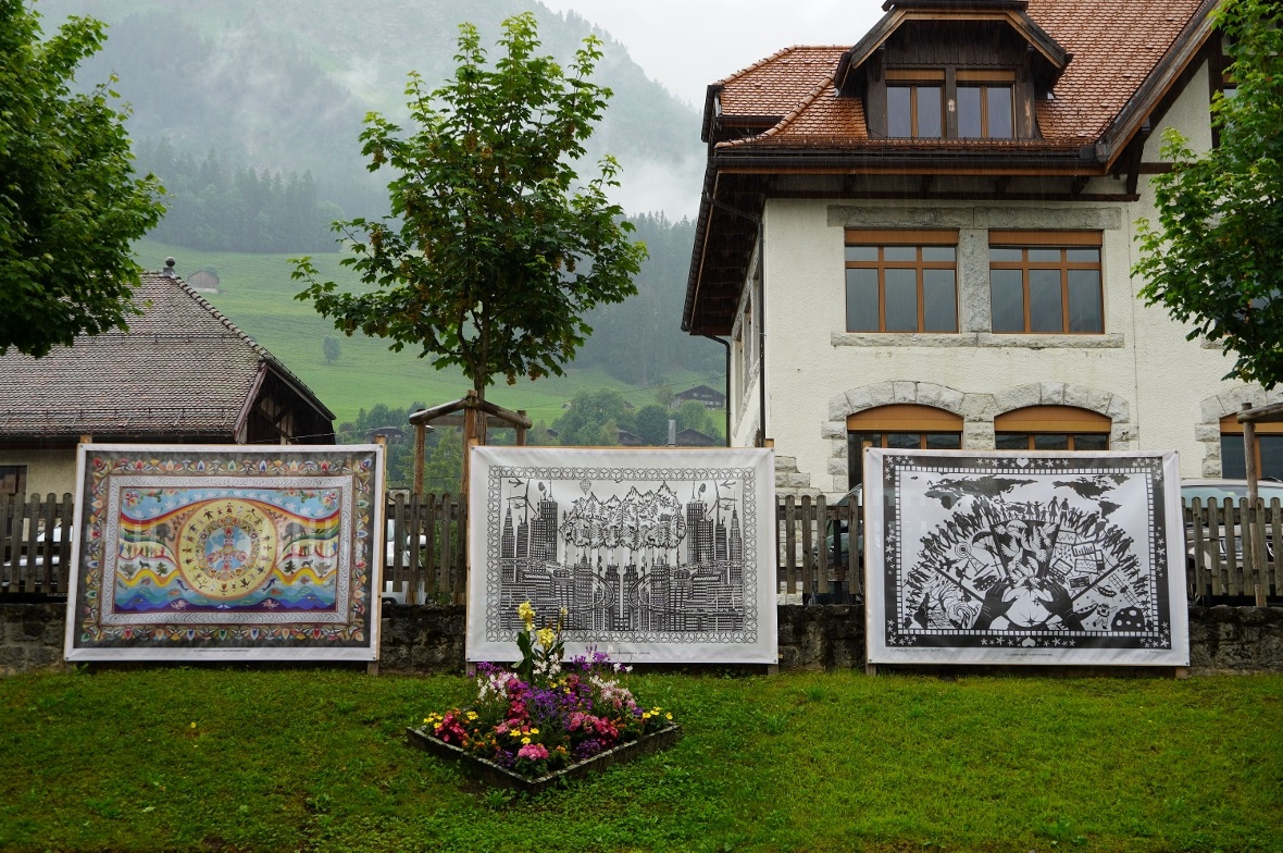 Im Dorf sind grosse Reproduktionen von 29 zeitgenössischen Scherenschnitten zum ...