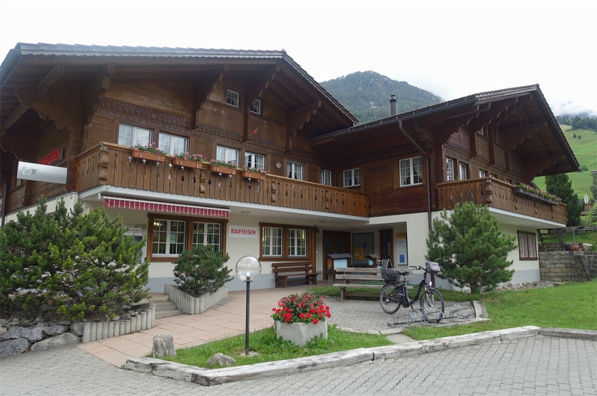 Im Erdgeschoss des rechten Hausteiles war die Filiale zuhause.
