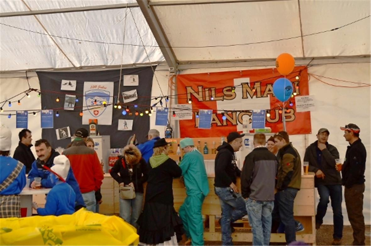 Im Festzelt bei der Nils-Mani-Bar