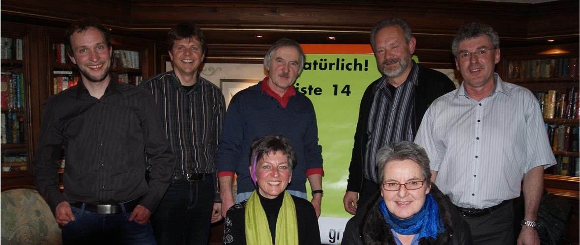 Im Foyer des Hotels Ermitage präsentierten sich die glp-Vertreter ihren Sympathisanten: (stehend) Jan Kolb, Weissenburg, Jürg Grossen, Frutigen, Lorenz Kunz, Diemtigen, Christoph Hürlimann, Spiez, Thomas Raaflaub Gsteig/Feutersoey; vorne Marianne Hodel, St. Stephan, Louise Bamert, Spiez.