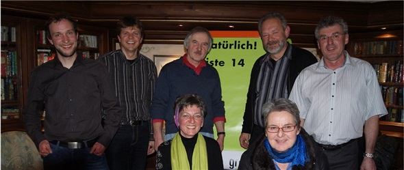 Im Foyer des Hotels Ermitage präsentierten sich die glp-Vertreter ihren Sympathisanten: (stehend) Jan Kolb, Weissenburg, Jürg Grossen, Frutigen, Lorenz Kunz, Diemtigen, Christoph Hürlimann, Spiez, Thomas Raaflaub Gsteig/Feutersoey; vorne Marianne Hodel, St. Stephan, Louise Bamert, Spiez.