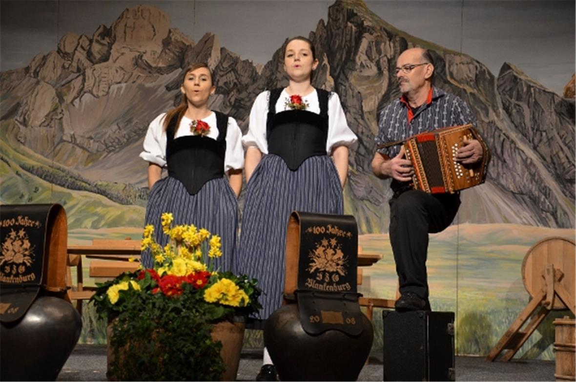 Im Geschwister-Duett sangen sich Daniela und Claudia begleitet von Res Aebischer in die Herzen des Zweisimmer Publikums.