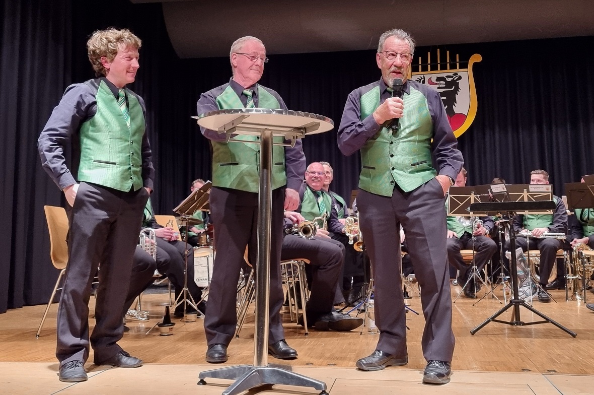 Im Gespräch mit Joram Pollak (links) erinnerten sich die Veteranen Werner Dänzer...