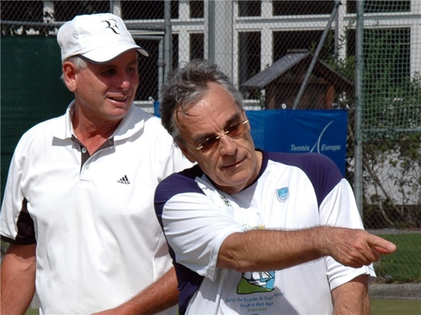 Im Herreneinzel 45+ 50+ 55+ gewinnt der Engländer Lawrence Webster (links) ganz knapp gegen den Schweiz/Brasilianer Werner Eisele mit 6:3, 3:6 und 7:6.