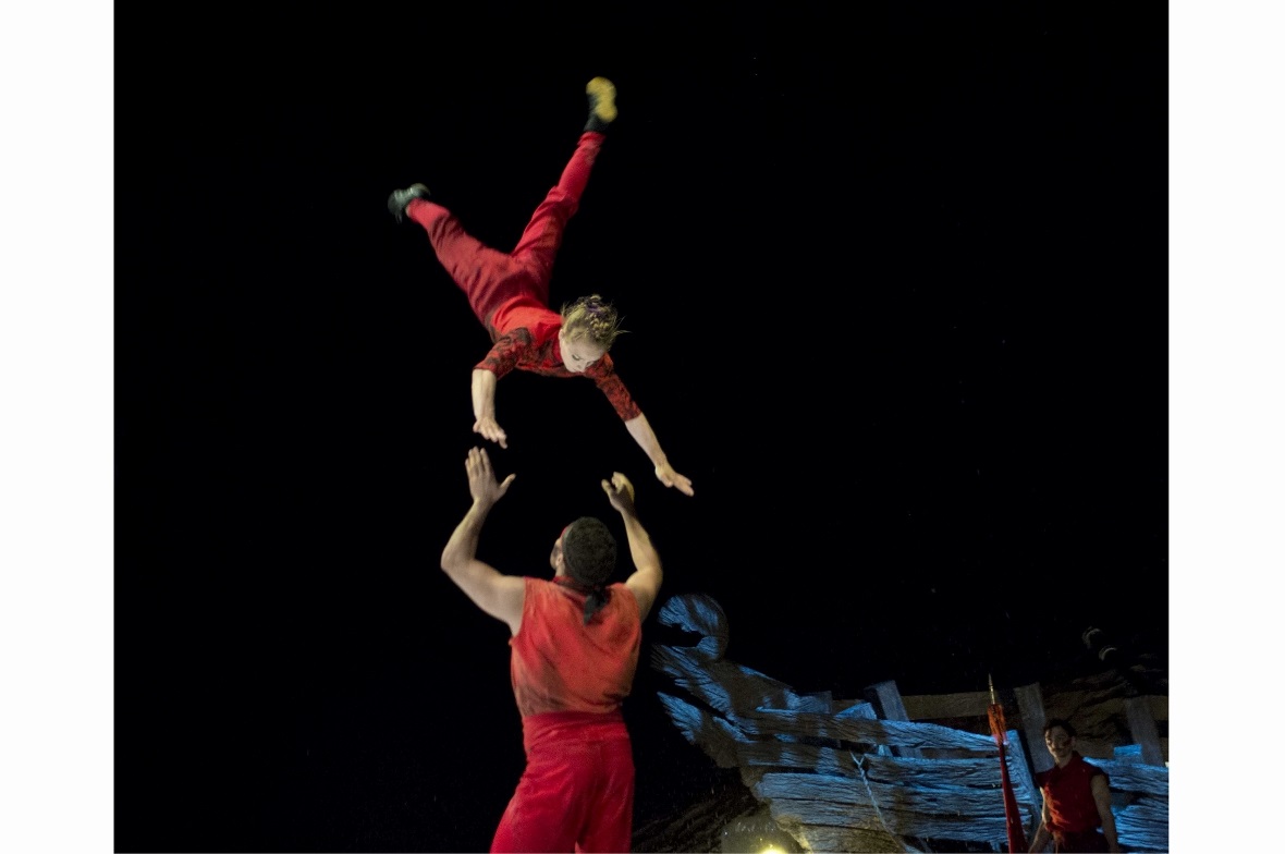 Im Hintergrund das Schiffswrack, welchesTeil einer 360° Kulisse war in Shawiniga...