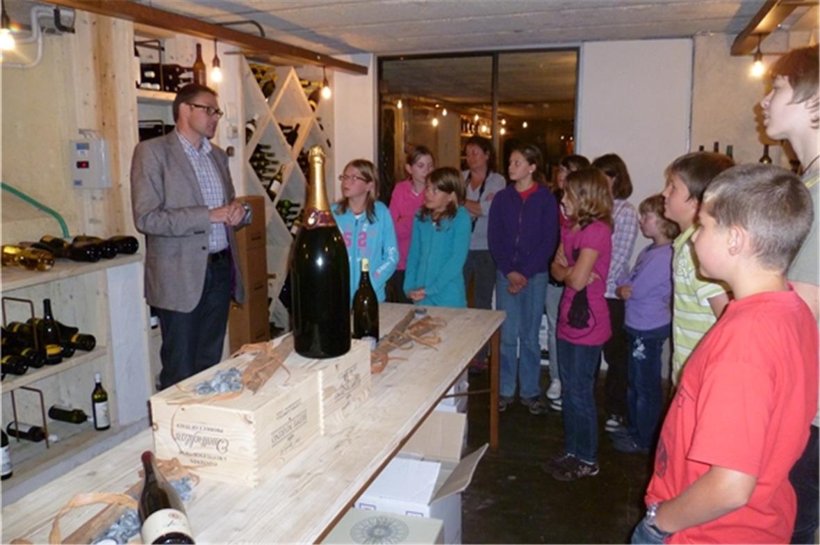 Im Lenkerhof-Weinkeller: Noch dürfen sie nicht degoustieren, werden aus den Kind...